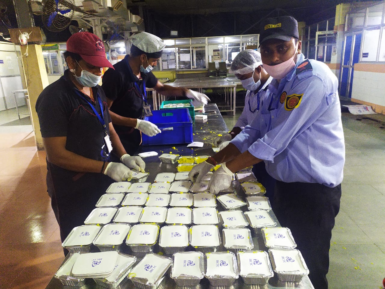 IRCTC preparing food for homeless people IRCTC Kitchen Preparing meal for Poor